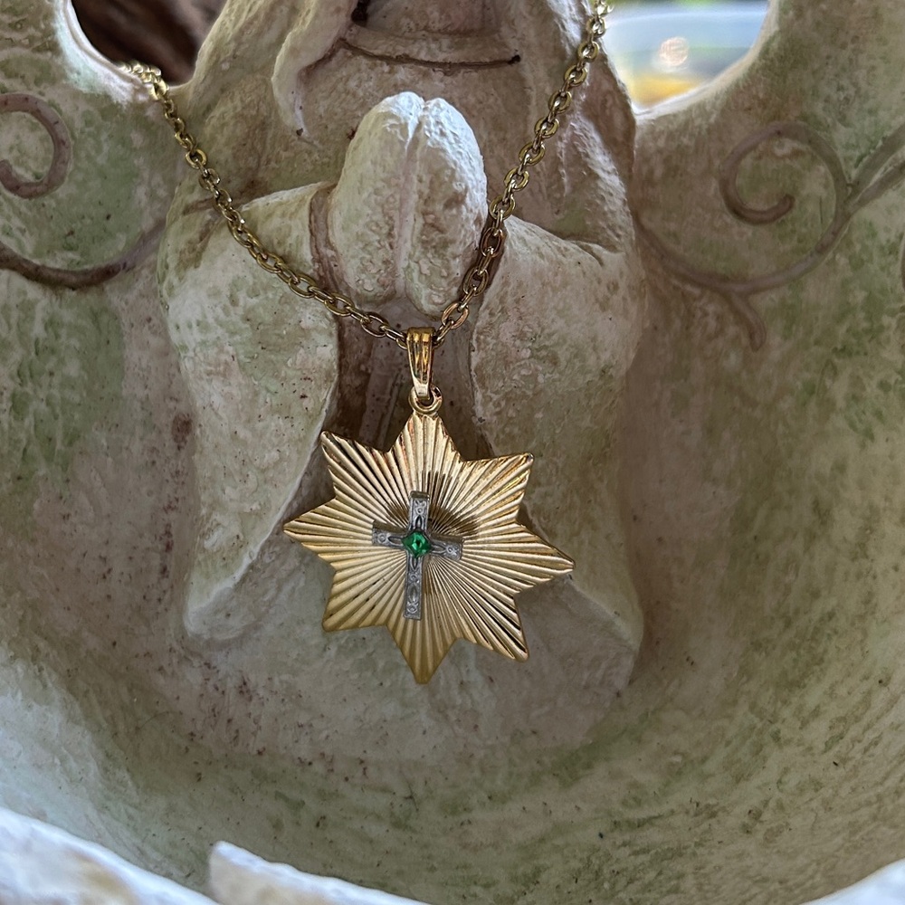 🍓GOLD PLATED VINTAGE MAY BIRTHSTONE NECKLACE RELIGIOUS EMERALD CROSS NECKLACE